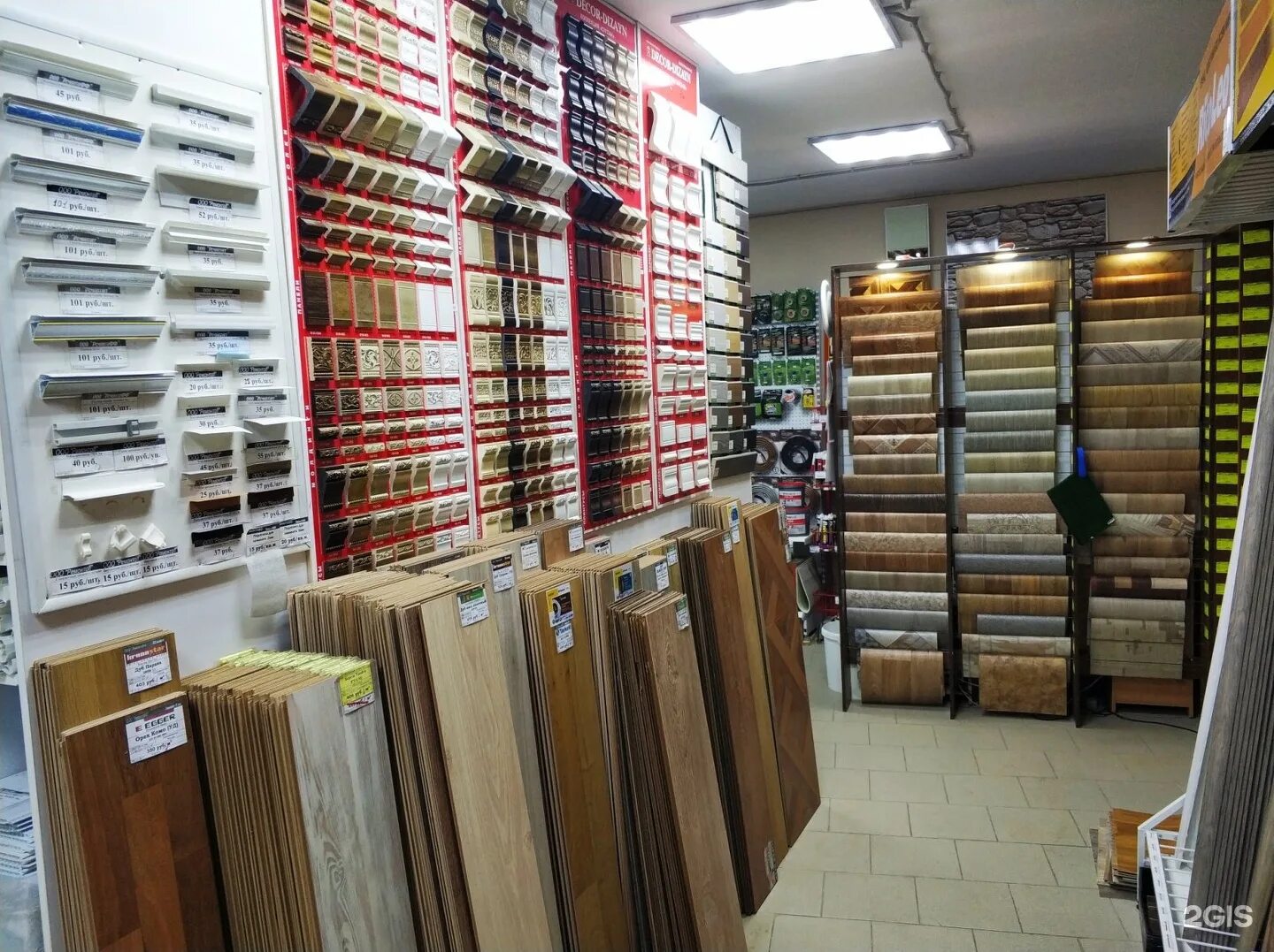 Строительные магазин мебельная. Леруа мерлен москва. Шоу рум строительных материалов. Пирамида стройматериалы. Интерьер шоурума строительных материалов.