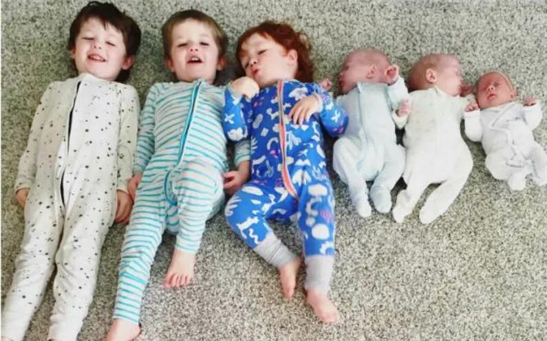 Сестры матиас четверняшки. Семья с тремя детьми. Дети разных возрастов. Семья пятеро детей. Тройняшки дети.