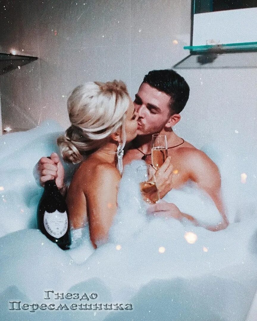 Джакузи с шампанским. Красивые пары в ванной. Фотосессия пары в ванне. Пара в джакузи. Жена с другом в ванной