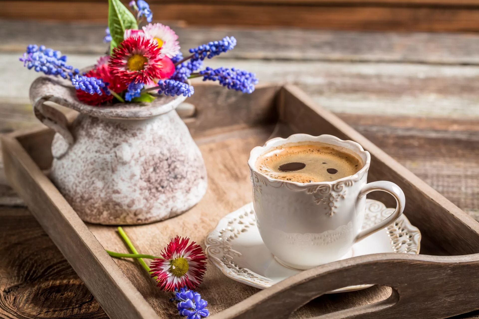 Картинка доброе утро с кофе и цветами. Кофе и цветы. Чашка кофе с добрым утром. Чашка утреннего кофе. Утренний кофе и цветы.