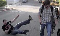 Человек подтолкнул