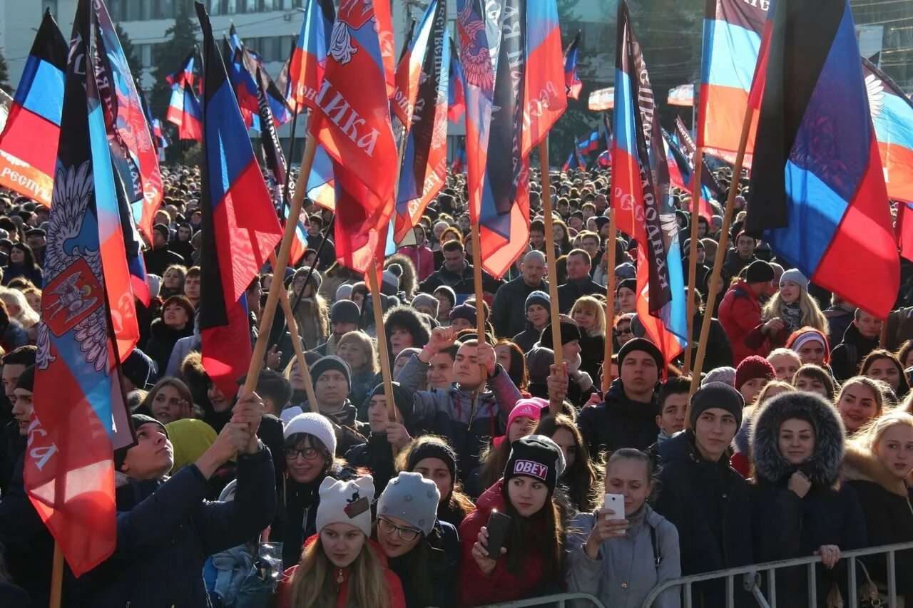 Жители ДНР. Население Донбасса. Жители Донбасса с флагами.