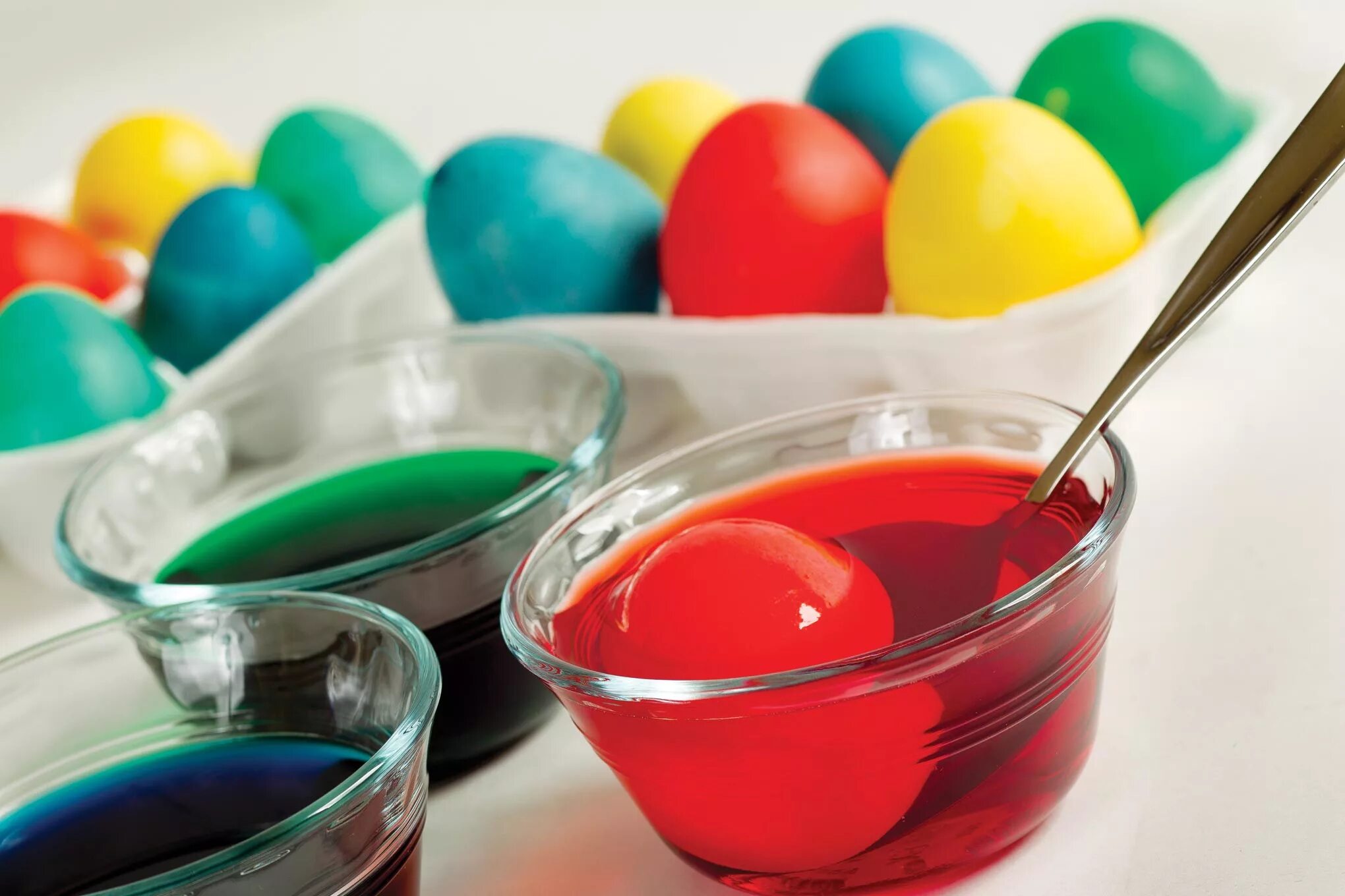 Красят ли яйца на пасху. Краска для яиц. Пищевой краситель для яиц. Крашение яиц пищевыми красителями. Красители для яиц на Пасху.
