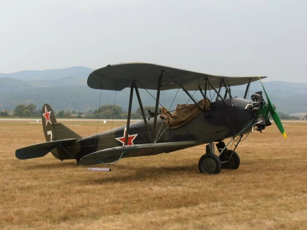 Поликарпов по-2. Биплан по-2 бомбардировщик. У-2 самолёт кукурузник. У-2 биплан кабина. Почему фоток по 2