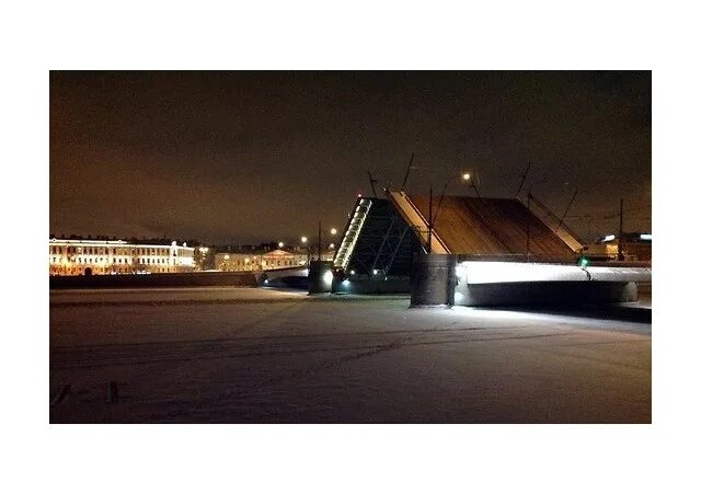 Мосты в питере зимой разводятся. Разводной мост в Санкт-Петербурге зима. Развод мостов в Санкт-Петербурге зимой. Разводные мосты Питер зима. Зимой мосты разводят в Санкт Петербурге.