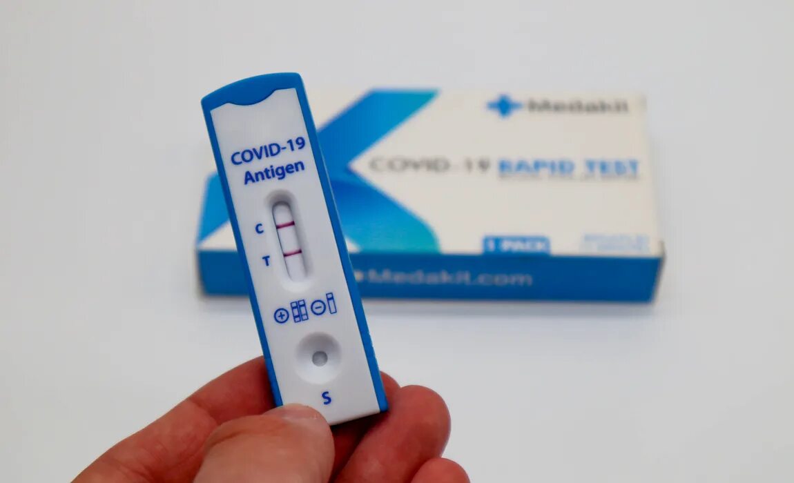 Положительный результат covid. Положительный экспресс тест на Covid. Положительный тест на коронавирус экспресс тест. Rapid Test covid19. Как выглядит положительный экспресс тест на ковид 19.