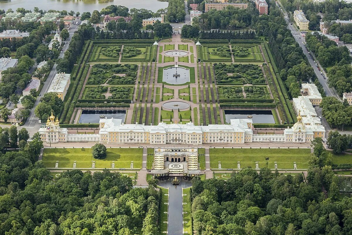 Версаль спб. Дворцово парковый ансамбль Петергоф в Санкт-Петербурге. Петергоф садово парковый ансамбль. Петергофский дворец в Санкт-Петербурге сверху. Дворцово парковый комплекс Петродворца.