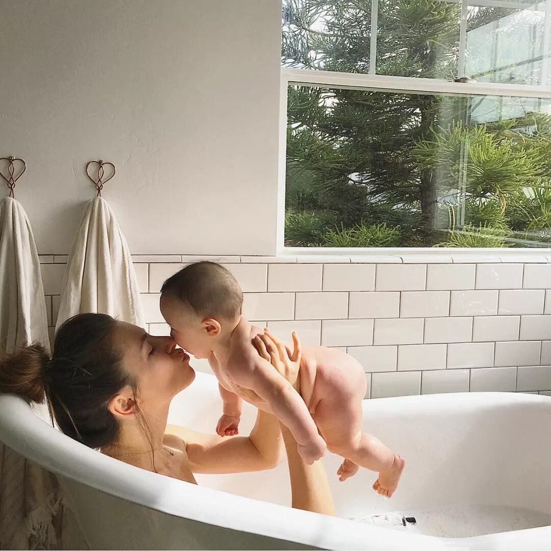Мать сына в ванной видео. Обнажение в семье. Фотосессия семья в ванной. Совместное купание. Мама и ребенок купаются вместе.