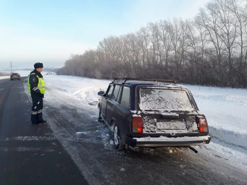 Девушка мдкт по дороге. На дороге на пороге на кровати. Land rover discovery 2 дрифт по снегу. Деревянная рельсовая дорога. На дороге на пороге на кровати за столом.