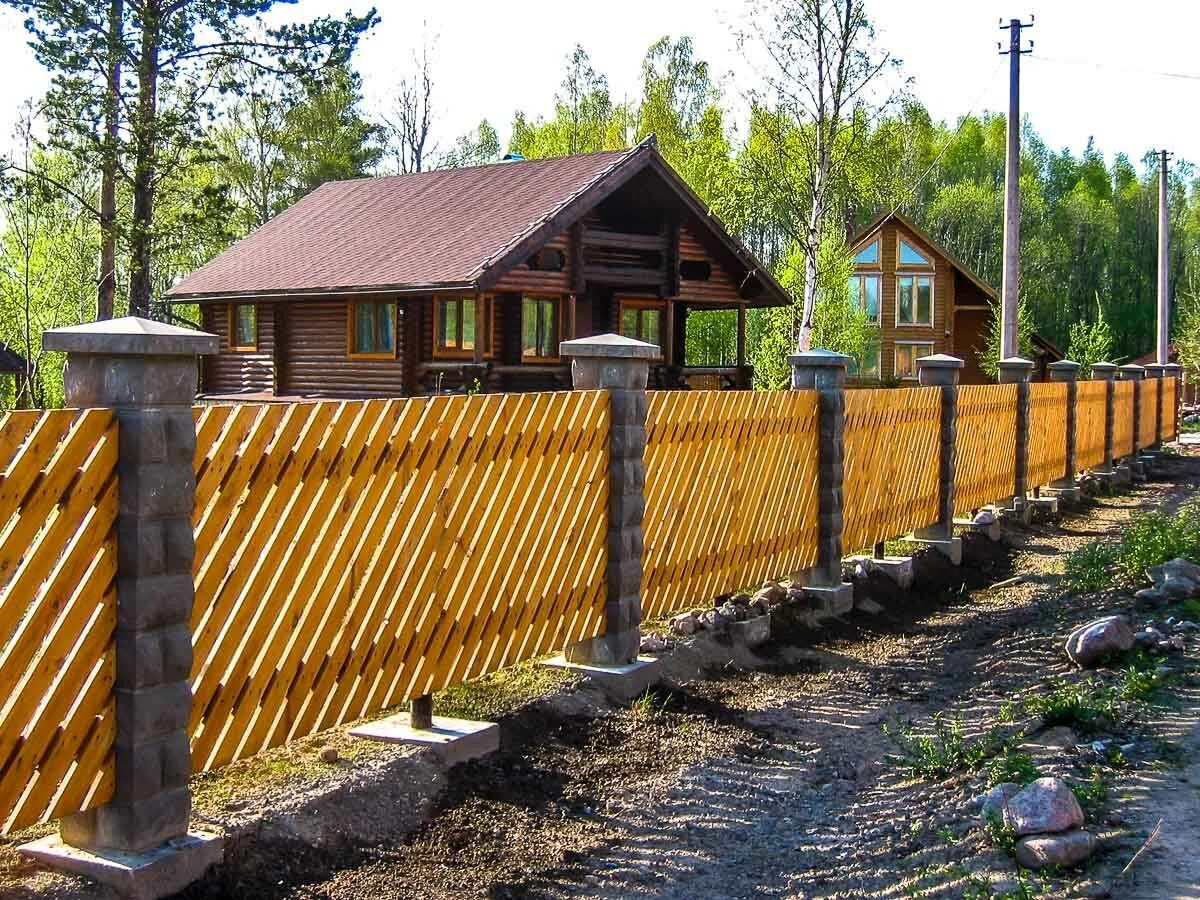 Строительство заборов в московской области. Деревянный забор. Деревянный забор с бетонными столбами. Бетонные столбы для забора. Деревянные столбы для забора.