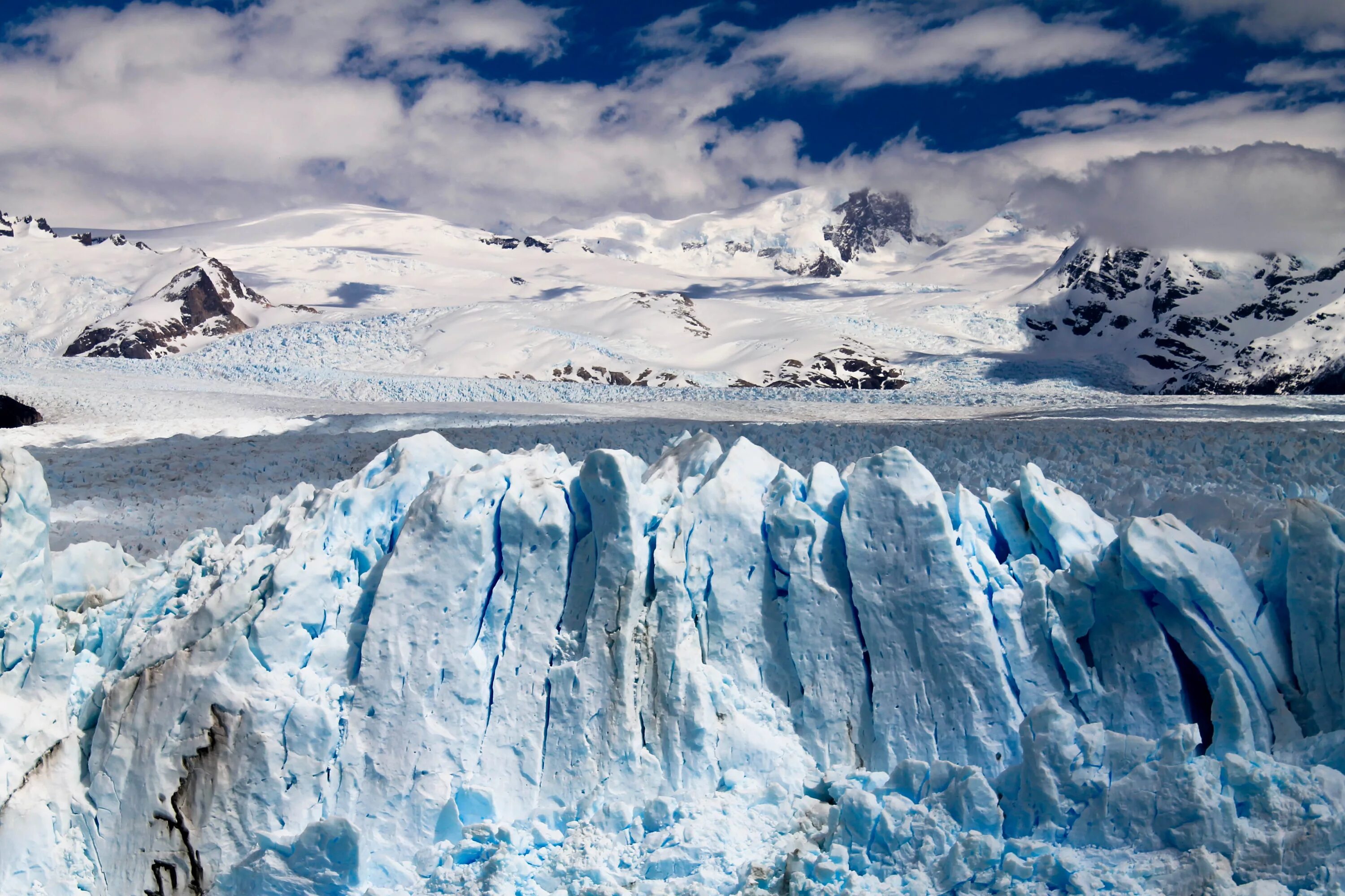 Самый большой горный ледник в мире. Национальный парк Лос-Гласьярес Аргентина. Патагония Аргентина. Ледник Туэйтса. Арктические Кордильеры.