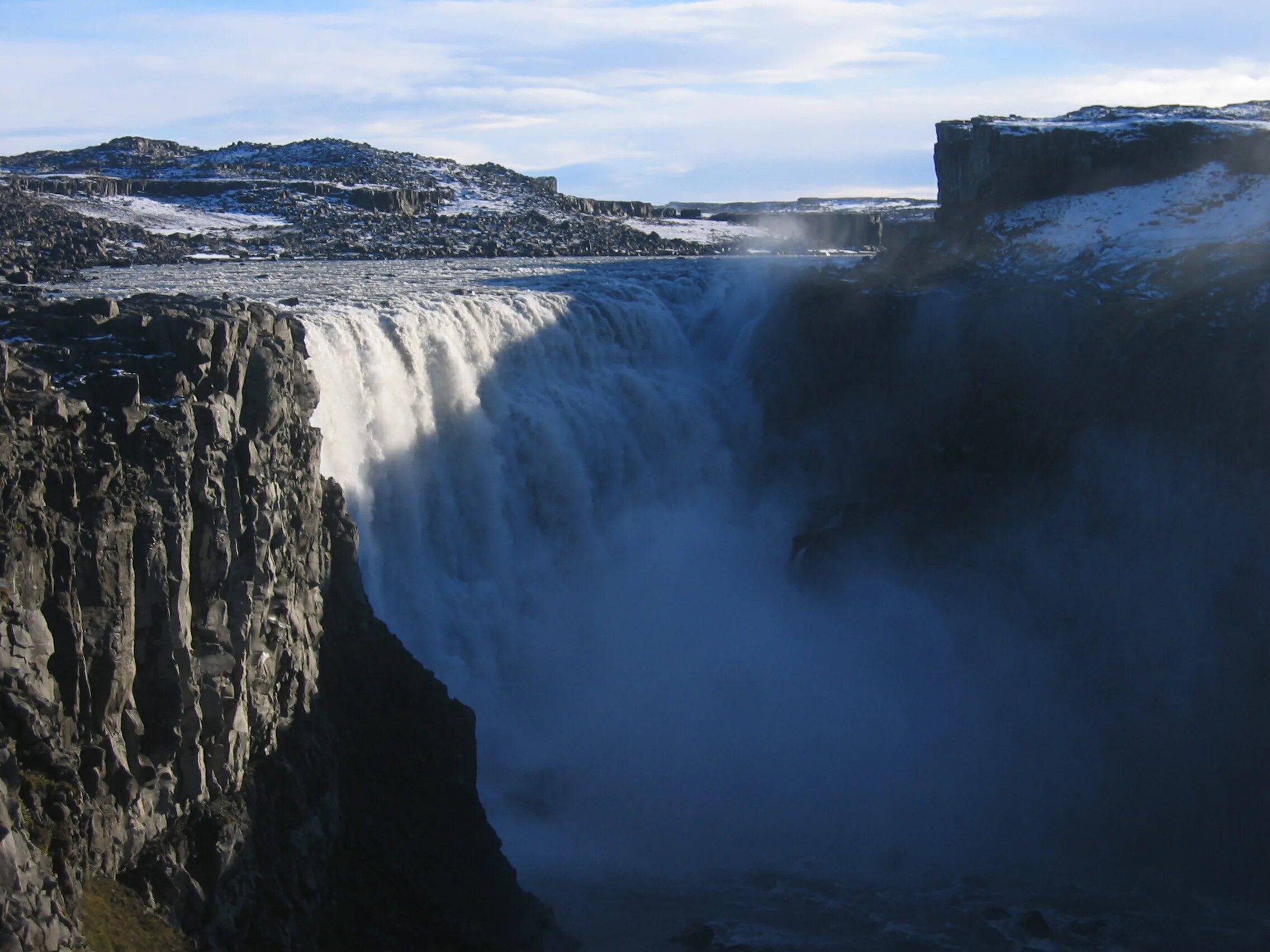 Какой самый мощный водопад. Водопад Dettifoss, Исландия. Исландский водопад Деттифосс. Водопад Деттифосс (Dettifoss),. Самый мощный в Европе водопад Деттифосс.