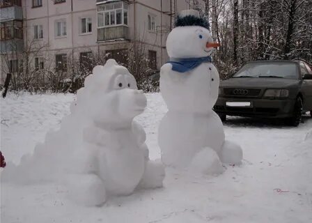 Снеговик во дворе