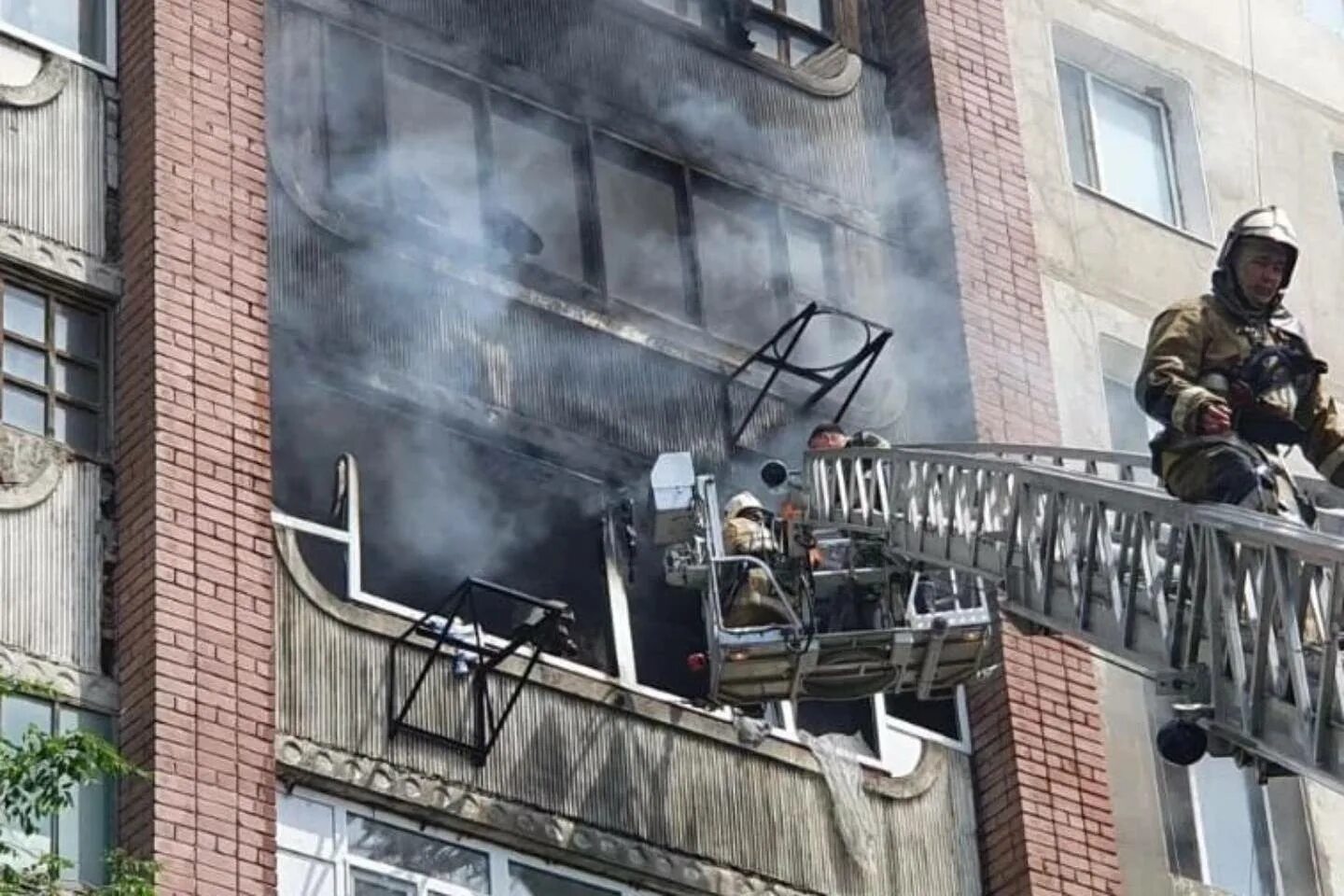 Этажи сгорел. Пожар в многоэтажке. Пожар в многоэтажном доме. Пожар многоэтажка. Пожар фото.