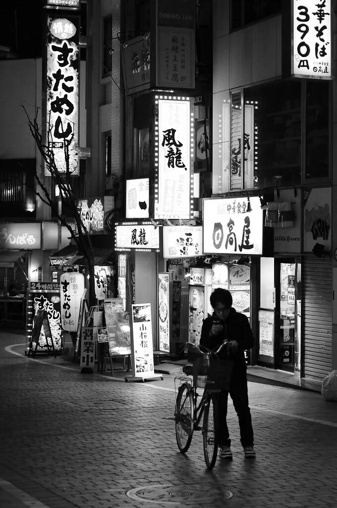 Tokyo black. Black and White Япония. Вечер чб Азия. Япония бело серая. Japan aesthetic Black and White.