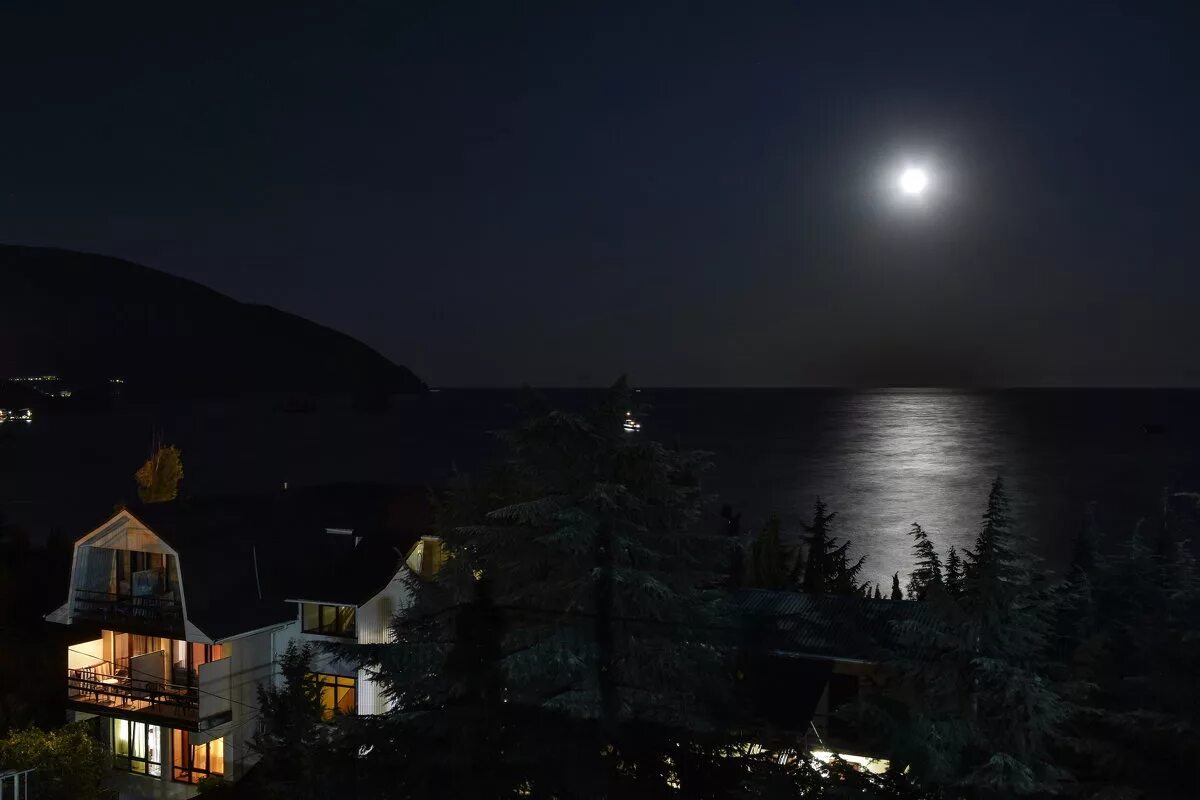 Вечерний гурзуф. Артек гора аю даг закат. Остров крым гурзуф. Гурзуф ночью. Ночной гурзуф.