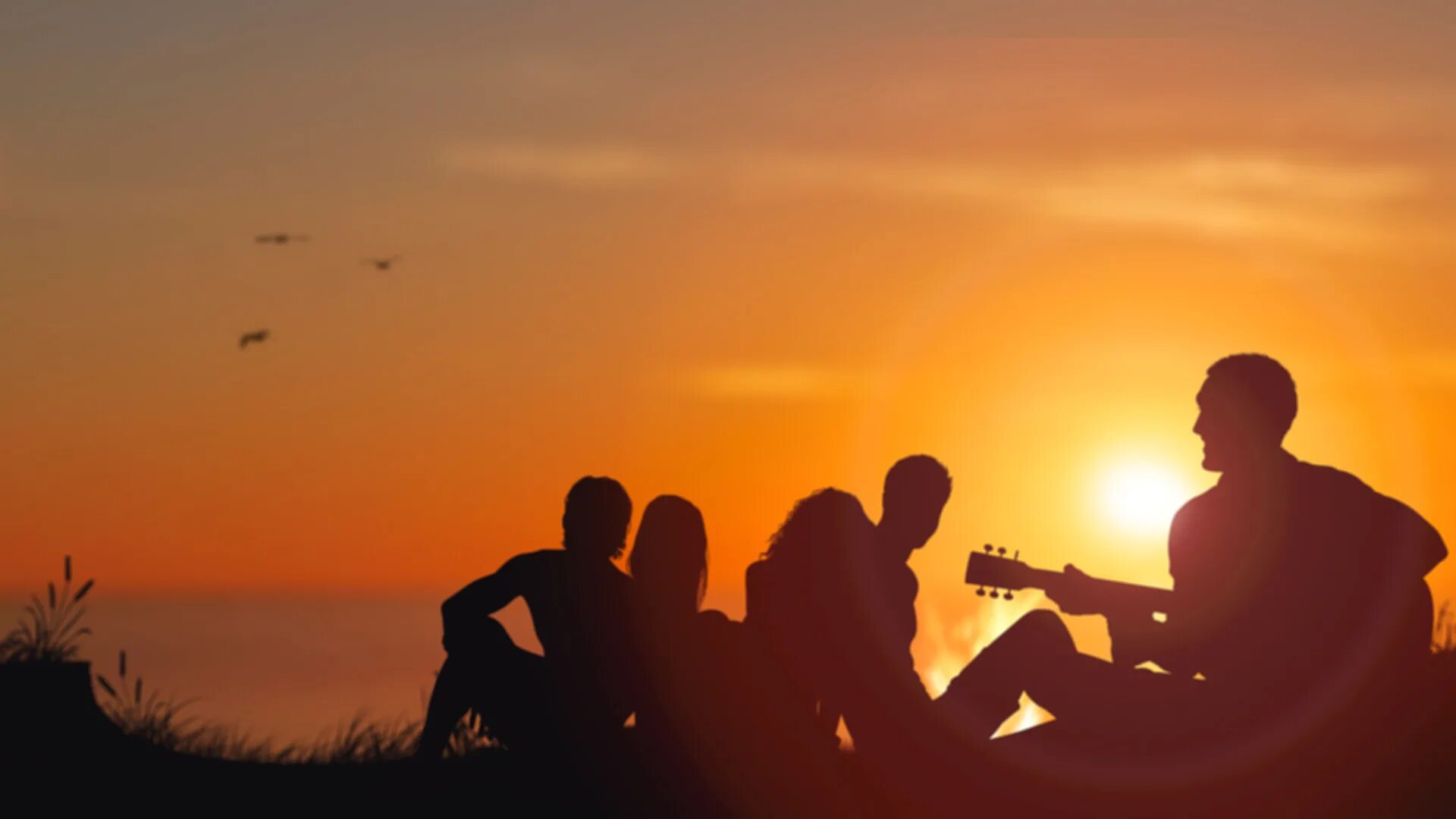 песни под закаты. девушка с гитарой на закате. друзья на закате. алый закат. вечер с друзьями.