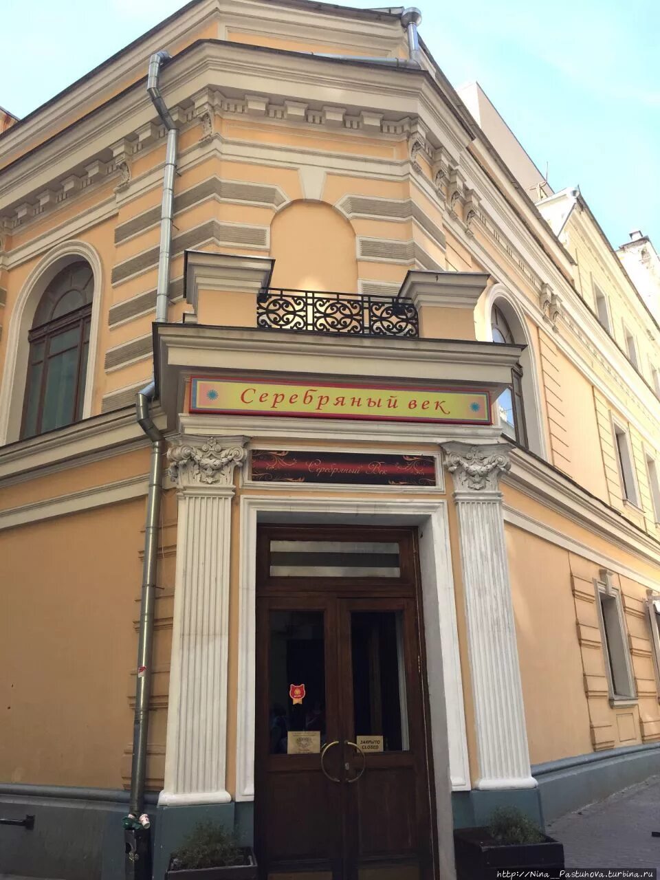 Сандуны 1808. Хлудовские бани здание. Сандуны готический зал. Центральные бани хлудовские бани. Хлудовские бани здание.