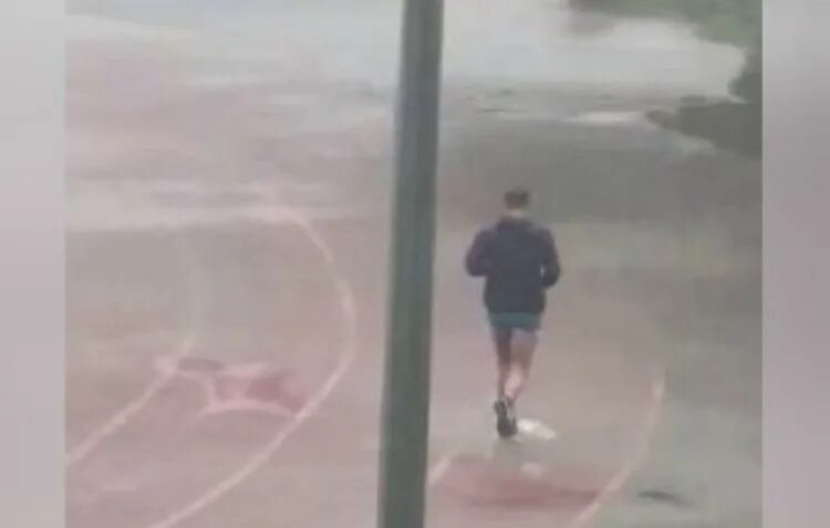Затопило стадион Строитель. Ливень фото. Сильный дождь. Ливень во Владивостоке. В абакане мужик бегал с топором