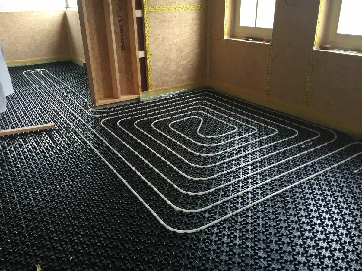 Heated floor. Теплый пол в доме. Тёплый пол на деревянный пол. Тёплый пол водяной. Водяной тёплый пол на деревянный пол.