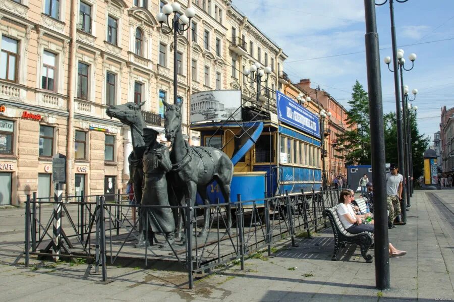 Памятник на васильевском острове. Памятник Конке в Питере. Памятник Конке на Васильевском. Конка на Васильевском острове СПБ. Конка у метро Василеостровская.