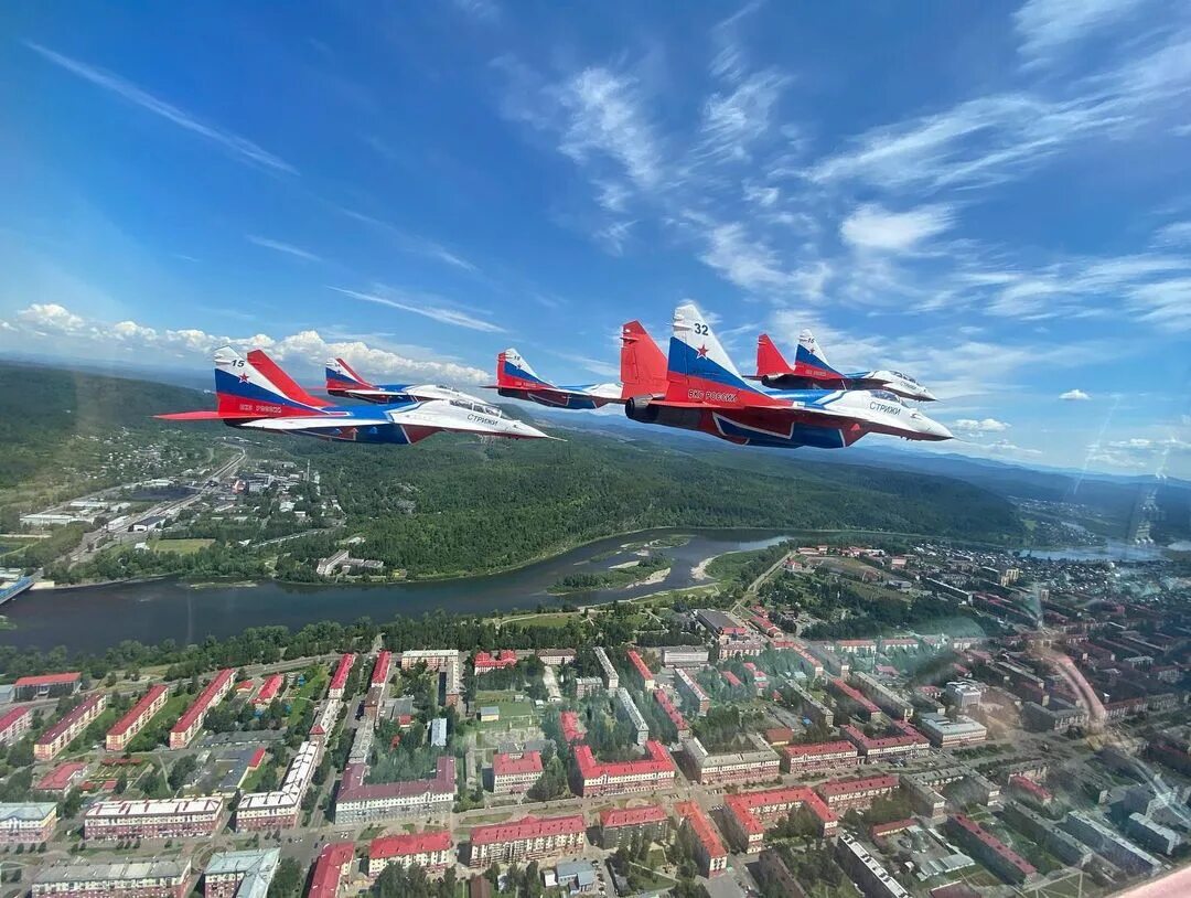 Маршрут полетов глобал хок. Самолеты на параде победы 2021. Самолет летит по дуге. Пролет самолетов над. Пролет самолетов над.