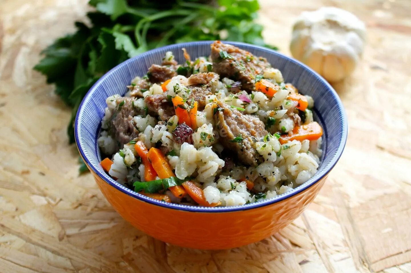 Перловка с овощами рецепты. Перловка с тушенкой. перловая крупа с тушенкой. перловая каша с тушенкой. перловка с овощами.