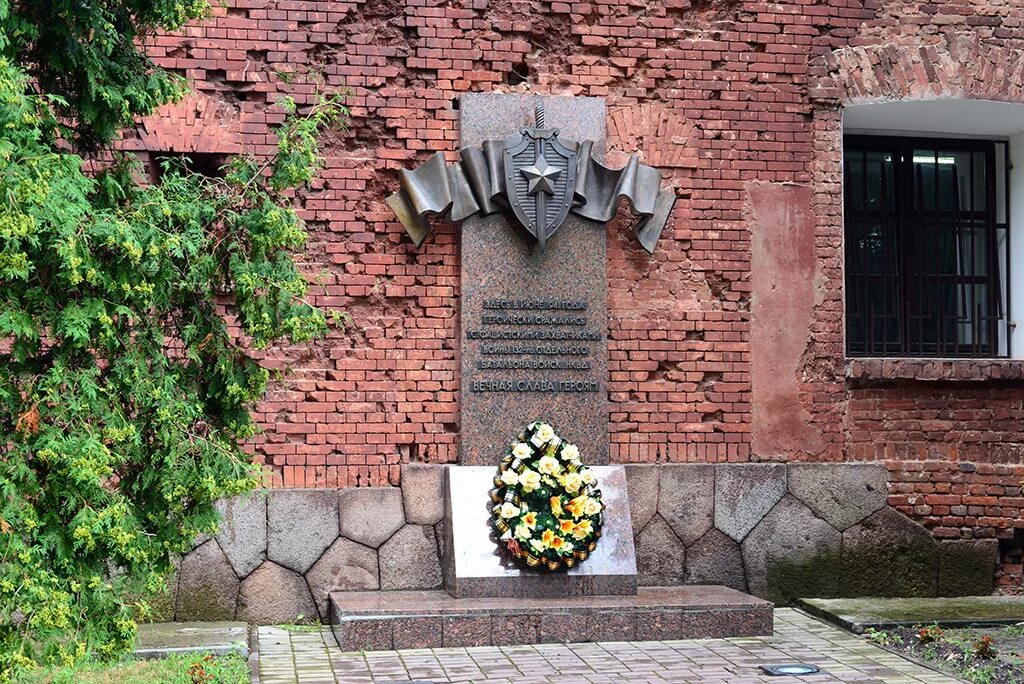 Брестская крепость мемориальная доска. Мемориальные таблички Брестской крепости. Брестская крепость 22 июня 1941