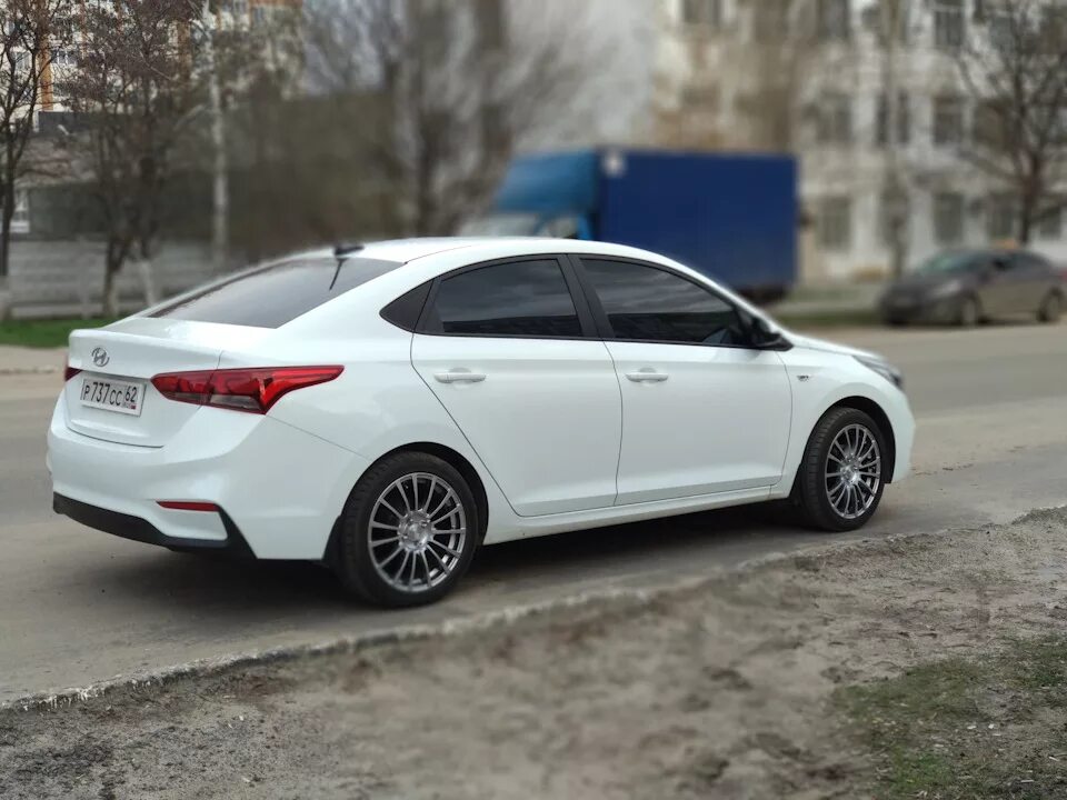 Солярис 2025 диски. Hyundai solaris 2017 белый тонированная на литье. хендай солярис 2. hyundai solaris 2018 белый на дисках. белый хендай солярис 2025 тюнинговый.