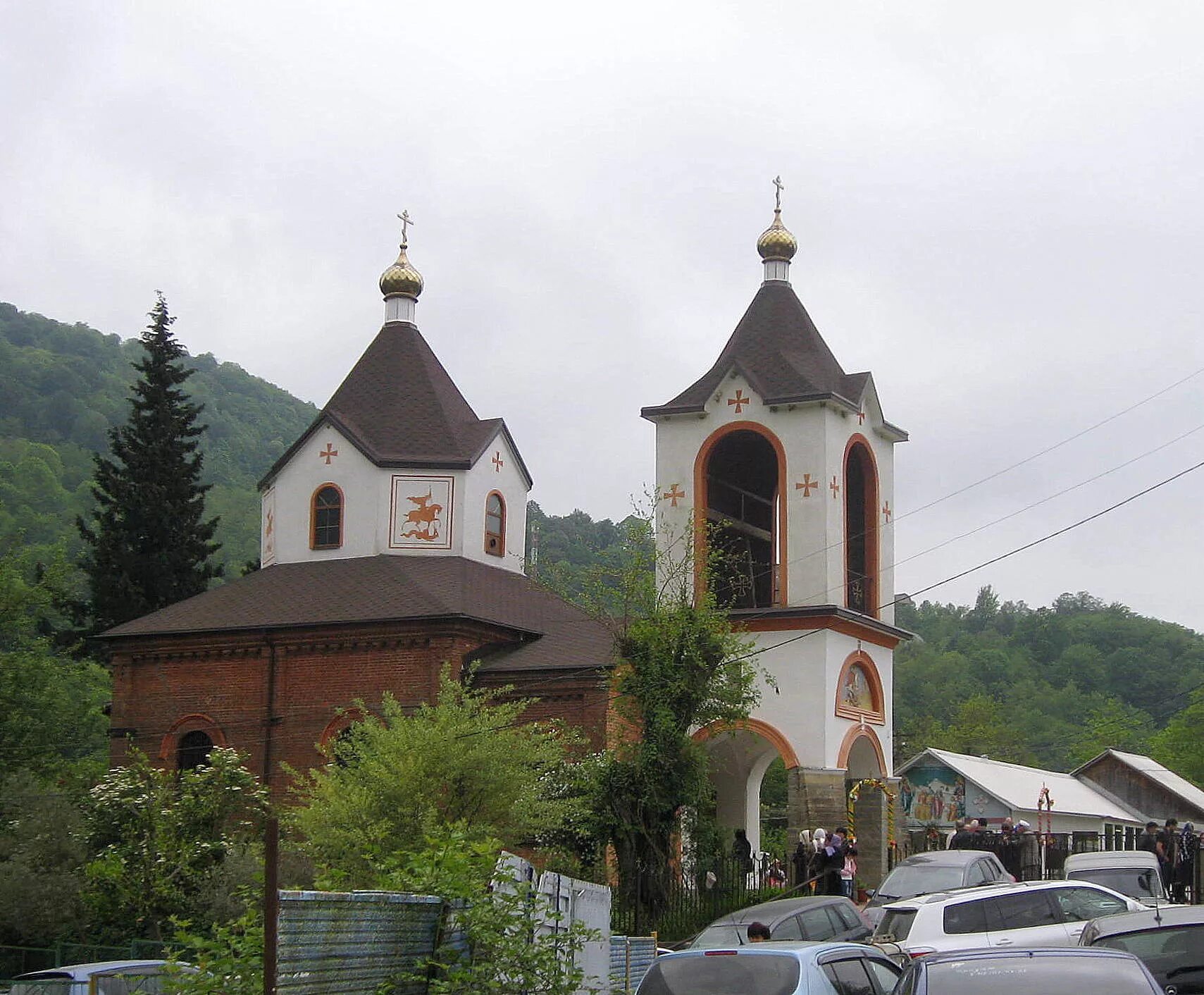 Краснодарский край сочи лесное. Храм Георгия Победоносца Сочи. Церковь Святого Георгия Лесное Сочи. Село монастырь Адлерский район. Троице-Георгиевский женский монастырь в Сочи.