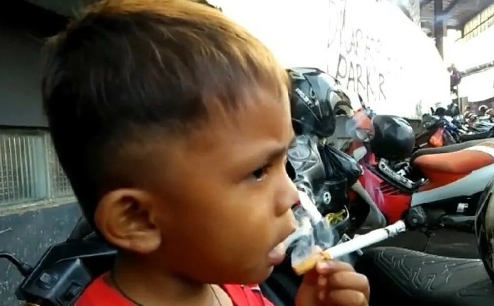 Детское курение. Парни курят. Подросток с сигаретой. Марк уолберг дневник баскетболиста. Курение подростков.