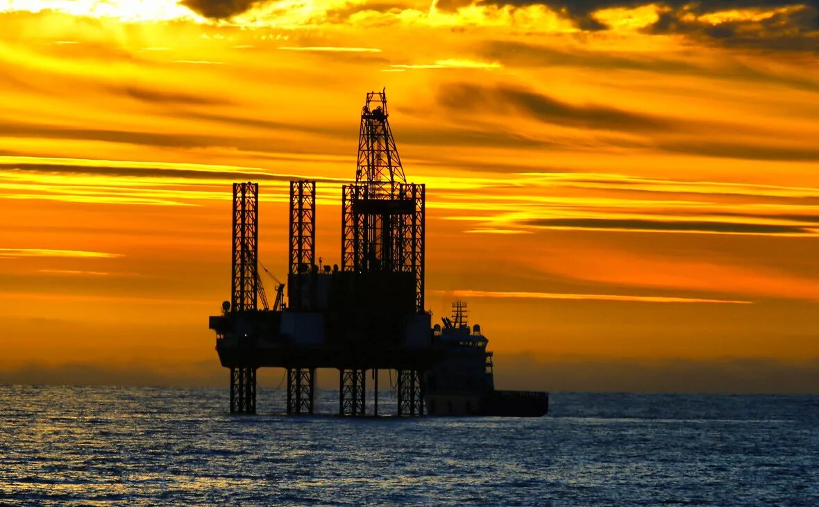 Газ сталь нефть. Нефть и ГАЗ Сахалина. Приразломная нефтяная платформа. Долгинское нефтяное месторождение. Добыча нефти в море.