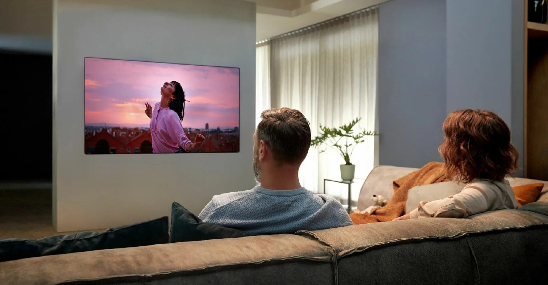 Лучший телевизор 24 года. Телевизоры LG 2020. Телевизор 65 дюймов в интерьере. Новый телевизор. Лучший телевизор.