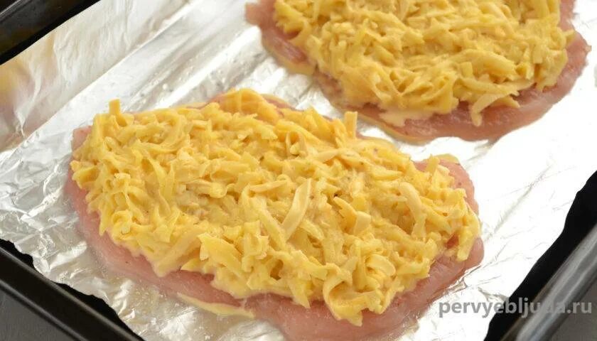 Картошка с филе под шубой. Курица под картофельной шубой. грудка под шубой в духовке. куриное филе под картофельной шубой в духовке. филе куриное под шубой с картошкой.