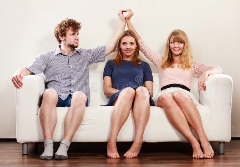 Три человека на диване. 3 Человека сидят на диване. Трое людей сидят на диване. Сидит на диване.