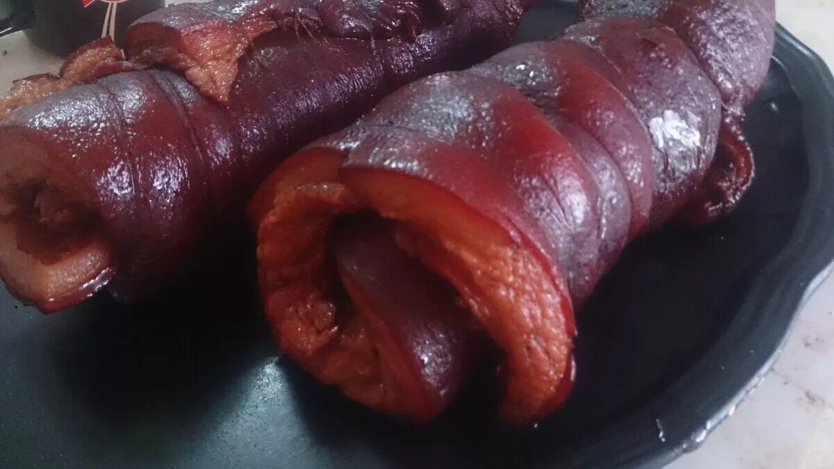 Рулет из сала в луковой шелухе. Рулет из сала в луковой шелухе. Рулет из сала в луковой шелухе. Грудинка в луковой шелухе в мультиварке. Рулет из сала в луковой шелухе.