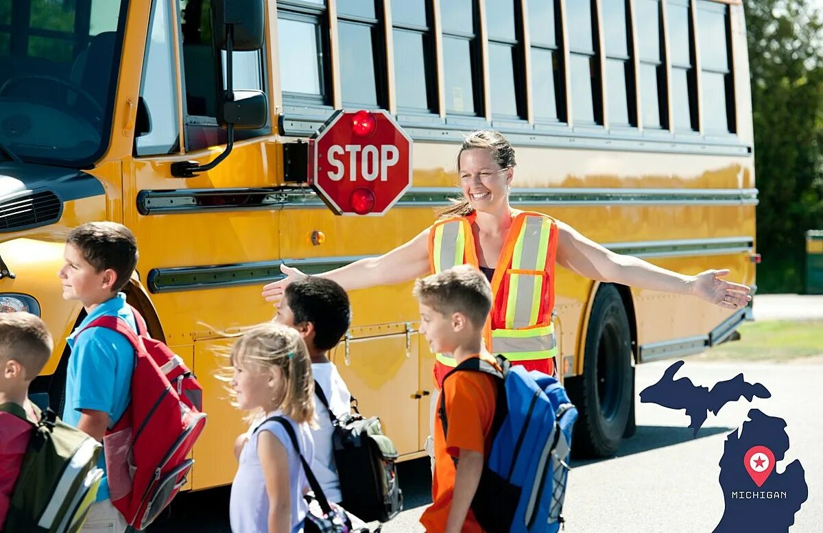 Лето автобус каникулы. Children Crossing the Road. Дети на остановке стоковое фото. Kindergarten students and School Buses. Школьный автобус право