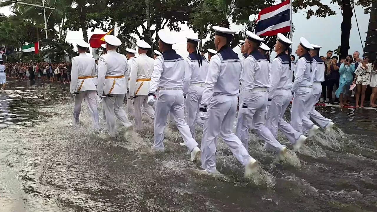 Видео парад в тайланде. Парад ВМФ В Паттайе... Русские моряки маршируют по воде на параде в Таиланде. Русские моряки маршируют в Тайланде. Марш русских моряков в Тайланде.