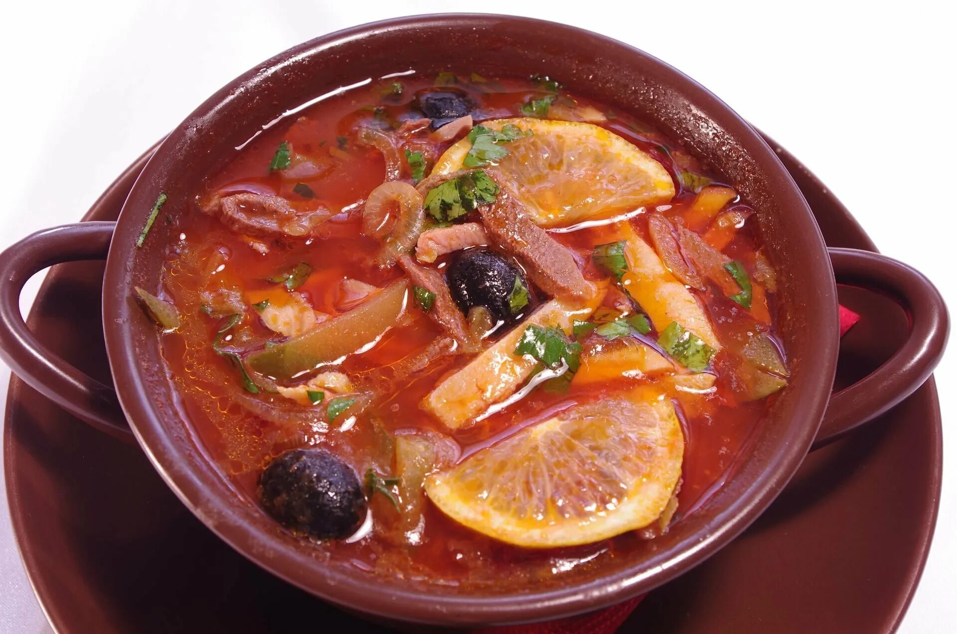 Солянка сборная с колбасой с картошкой. Солянка мясная халяль. солянка с колбасой. солянка классическая. солянка сборная мясная.