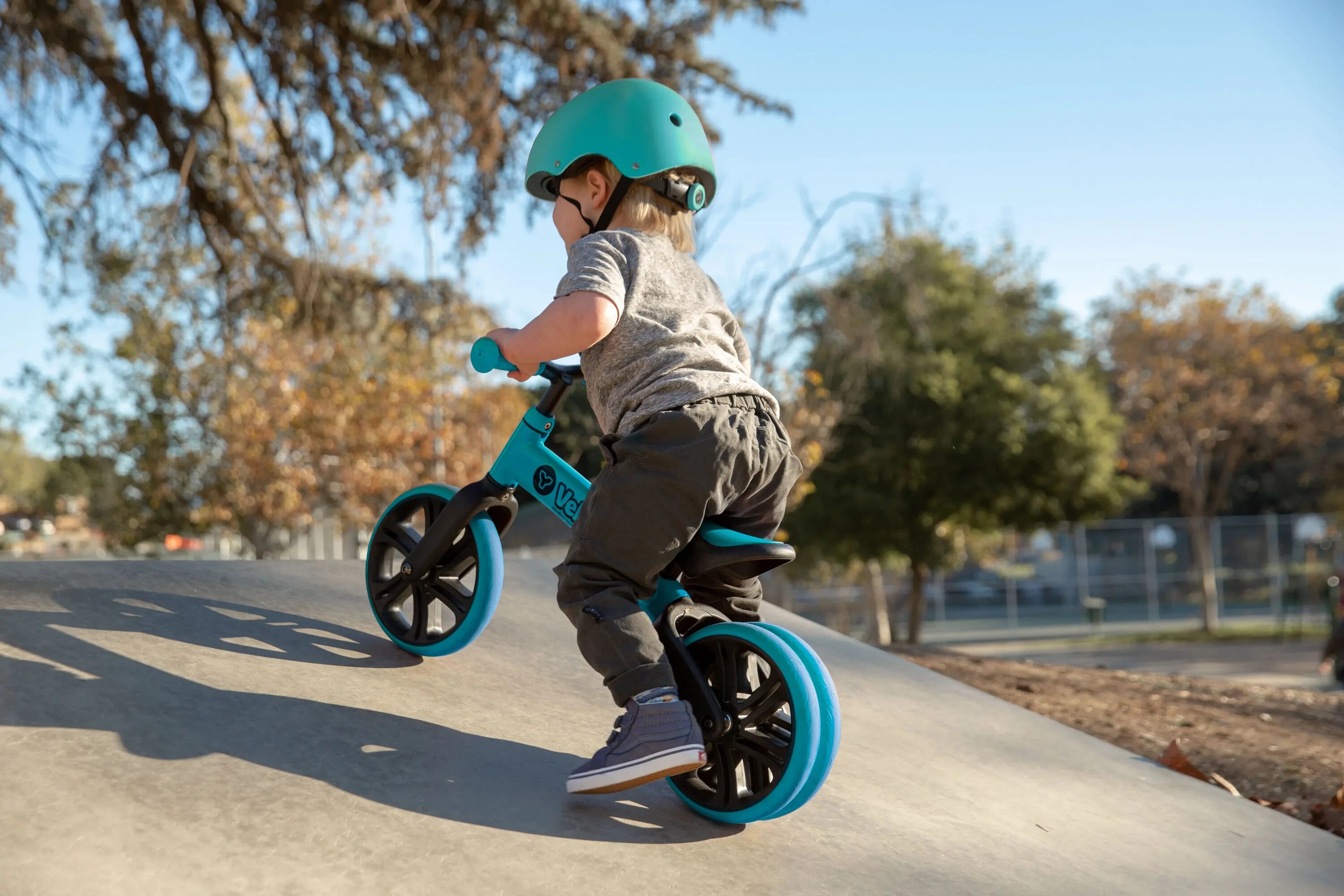 Дети катаются на беговеле. Беговел velo. Беговел-велосипед Джуниор. Беговел Bruca. Беговел Деланит.