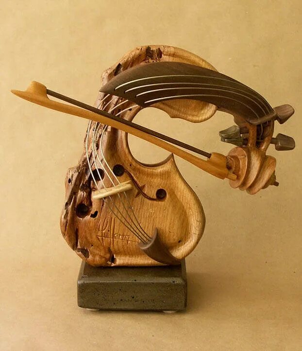 Скульптура скрипка. Необычная скрипка. Деревянная скрипка. Скрипка из дерева.