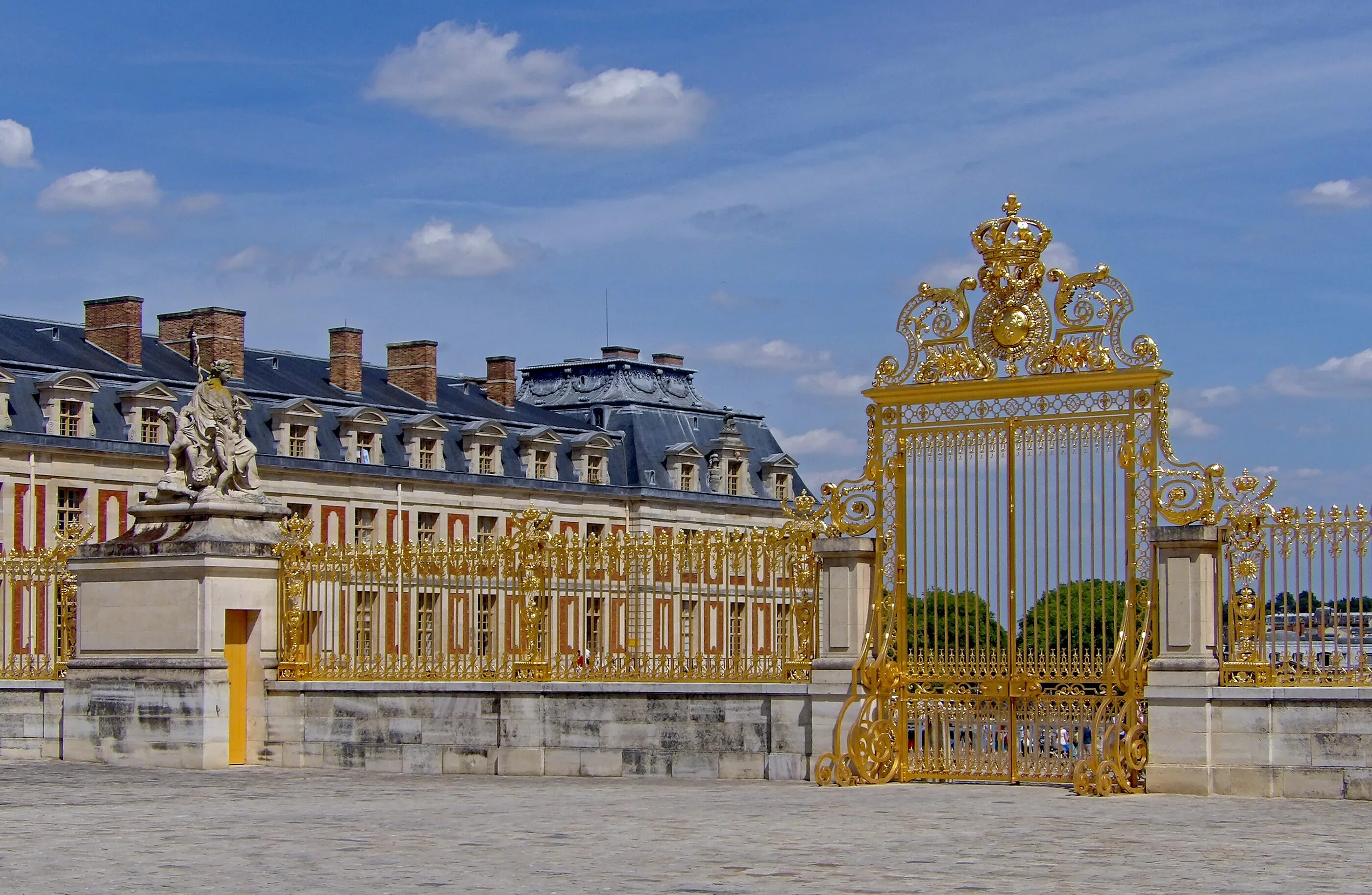 Про версаль. Версаль Франция Королевский двор. Замок Версаль Франция. Королевский дворец в Версале. Версальский дворец ворота.
