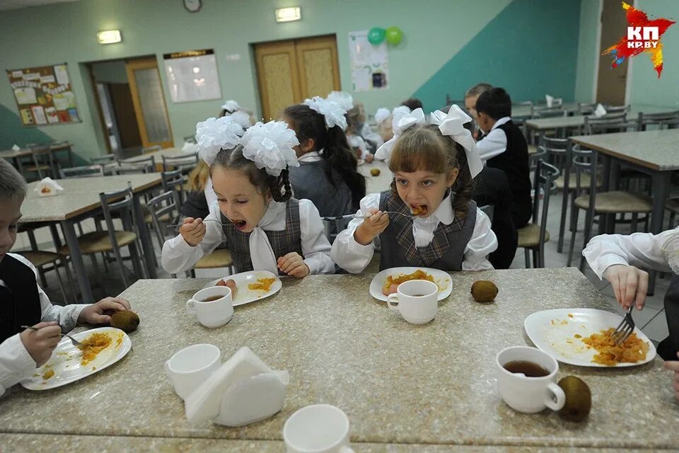 Столовая в школе. Столовая дети. Дети в школьной столовой. Завтрак в школе.