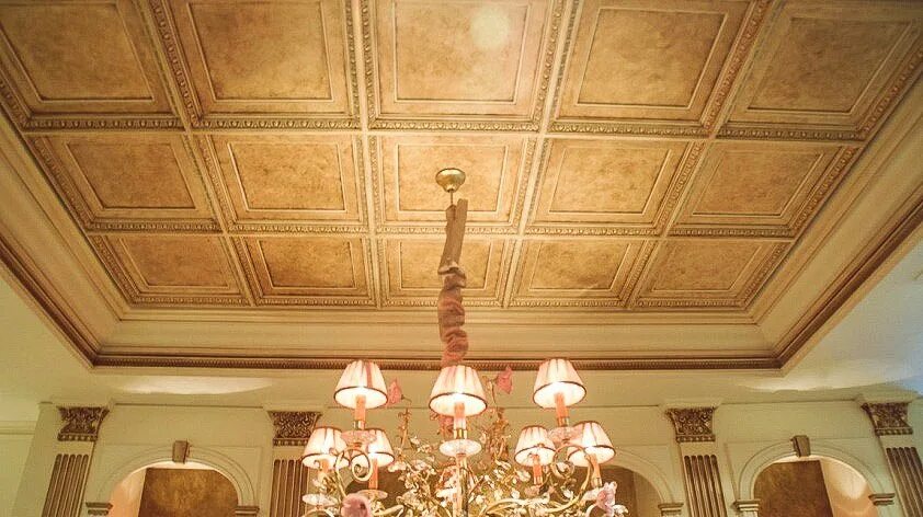 Кессонный потолок армстронг. Потолочная плитка из пенопласта. Отделка потолка плиткой. Armstrong кессонный потолок. Подвесной потолок армстронг в квартире.