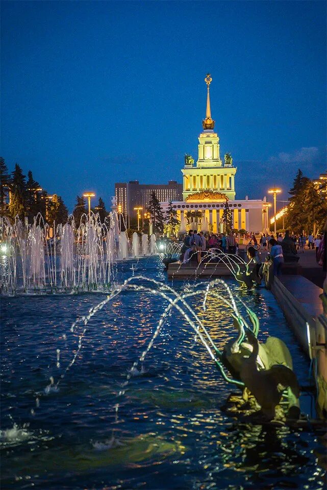 Во сколько включают подсветку фонтанов на вднх. Ночной фонтан вднх. вднх в москве вечером фонтаны. вднх фонтан зимой. вднх питер.