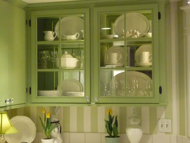 Кухня со стеклянными фасадами. Стеклянные кухонные дверцы. Стеклянный шкаф на кухне. Рифленые стеклянные фасады кухни. Раздвижные стеклянные двери на кухню.