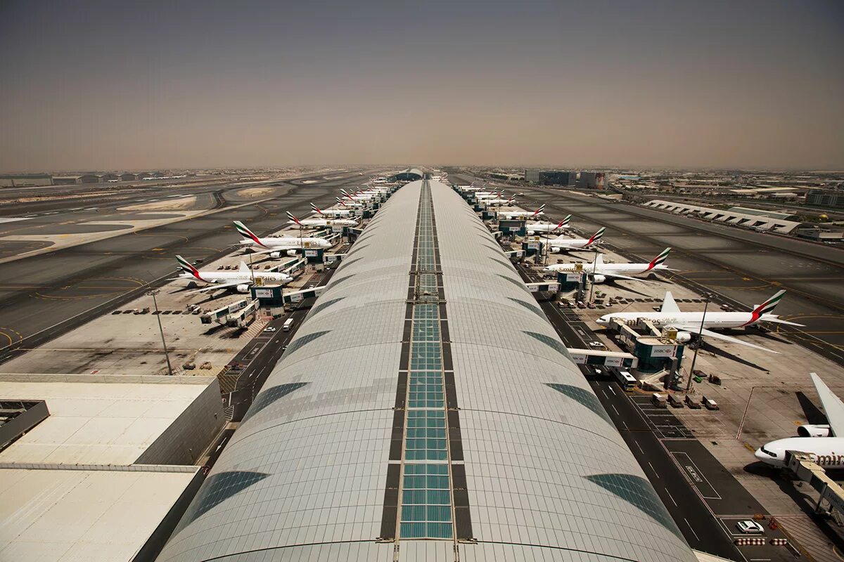 Дубайский аэропорт. Аэропорт Дубай. Аэропорт Дубай (Dubai International Airport). Международный аэропорт Дубай National Geographic. Международный аэропорт Дубай DWC.