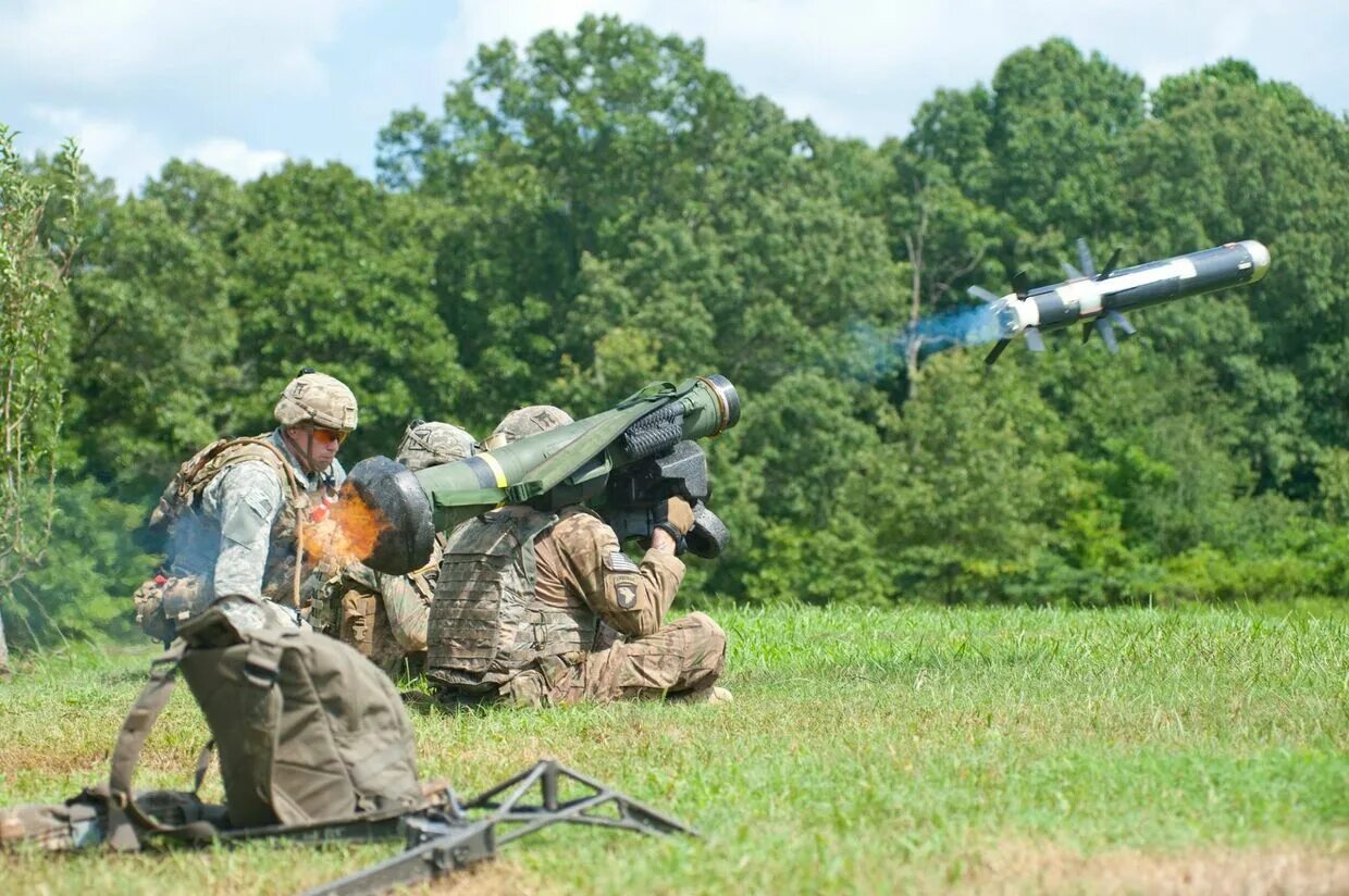 Комплексами javelin. Пзрк джавелин. джавелин 148. fgm-148 javelin противотанковые ракетные комплексы. птрк джавелин выстрел.