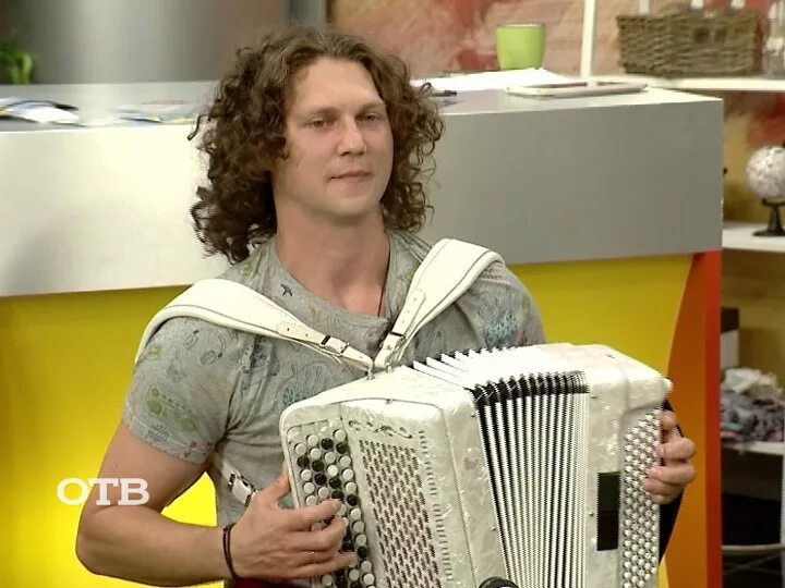 Гармонист с гармошкой. Сергей жухин гармонист. Бардин александр садко. Геннадий пикунов гармонист. Кудрявый баянист.
