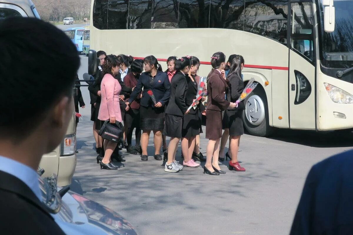 Корейцы северной кореи. Что делать в южной корее. Храм синхынса южная корея. Южные корейцы на улице. Работники в корее.